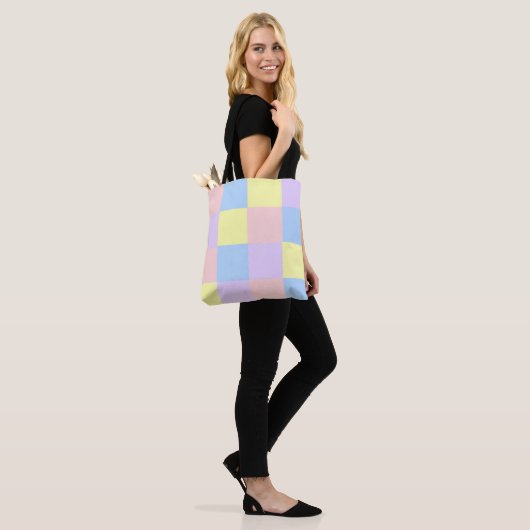 Pastel Spring Schachbretts Tasche (Am Model)