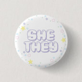 Pastel Star Confetti Sie Pronouns Button (Vorderseite)