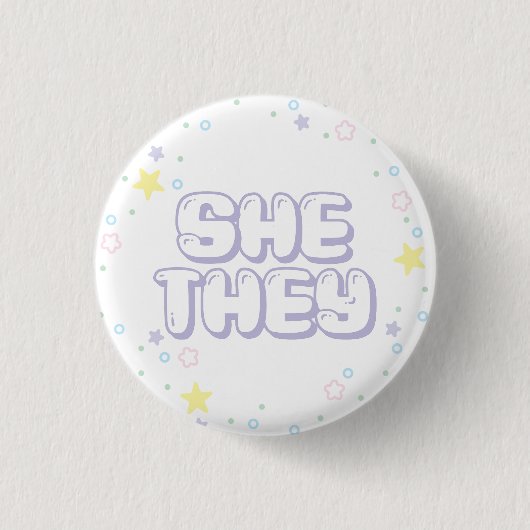Pastel Star Confetti Sie Pronouns Button (Vorderseite)