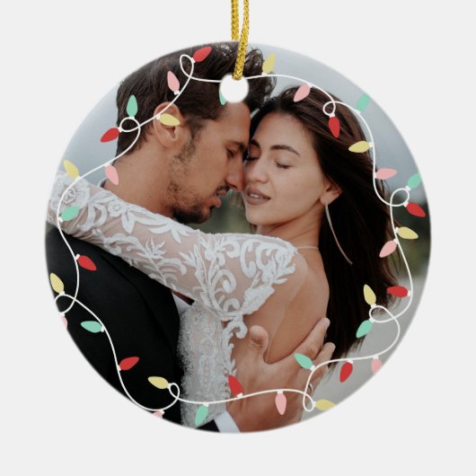 Pastel String Lights 1. Weihnachten als Mr. & Mrs. Keramik Ornament (Vorne)