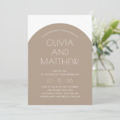 Pastel taupe moderne Typografie Bogen Hochzeit + Q Einladung (Stehend Vorderseite)