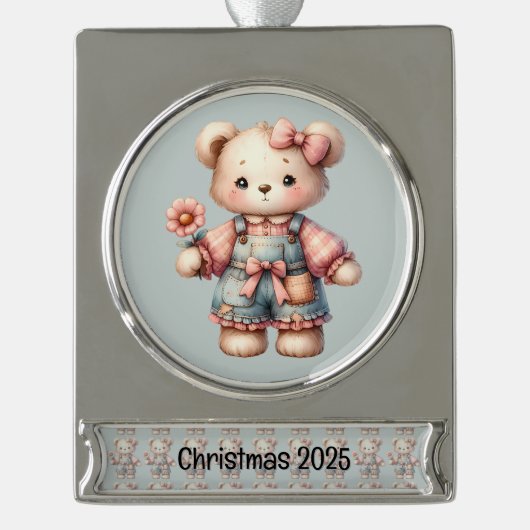 Pastel Teddy Bear Holding Blume Tragen Overalls Banner-Ornament Silber (Vorderseite)