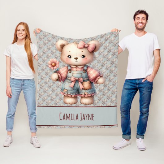 Pastel Teddy Bear Holding Blume Tragen Overalls Fleecedecke (Beispiel)
