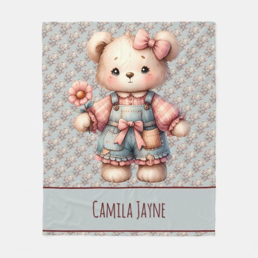 Pastel Teddy Bear Holding Blume Tragen Overalls Fleecedecke (Vorderseite)