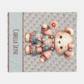 Pastel Teddy Bear Holding Blume Tragen Overalls Fleecedecke (Vorderseite (Horizontal))