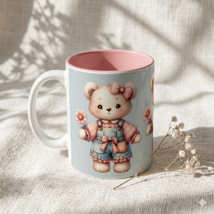 Pastel Teddy Bear Holding Blume Tragen Overalls Kaffeetasse