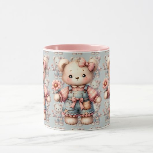Pastel Teddy Bear Holding Blume Tragen Overalls Tasse (Zentrum)