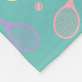 Pastel Tennis Rackets mit Tennisball auf Grün Fleecedecke (Ecke)