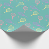 Pastel Tennis Rackets mit Tennisball auf Grün Geschenkpapier (Ecke)