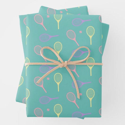 Pastel Tennis Rackets mit Tennisball auf Grün Geschenkpapier Set (Beispiel)