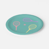 Pastel Tennis Rackets mit Tennisball auf Grün Pappteller (Schrägansicht)