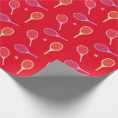 Pastel Tennis Rackets mit Tennisball auf Rot Geschenkpapier (Ecke)