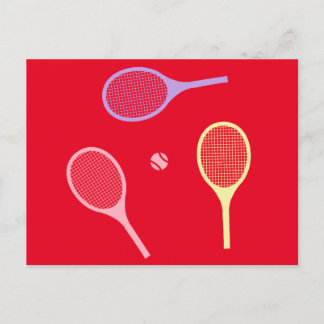 Pastel Tennis Rackets mit Tennisball auf Rot Postkarte