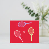 Pastel Tennis Rackets mit Tennisball auf Rot Postkarte (Stehend Vorderseite)