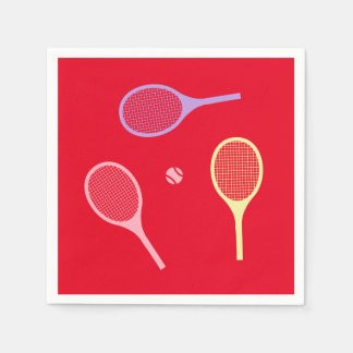 Pastel Tennis Rackets mit Tennisball auf Rot Serviette