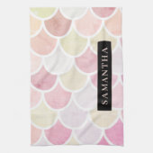 Pastel Watercolor Mermaid-Skalenmuster mit Namen Geschirrtuch (Vertikal)