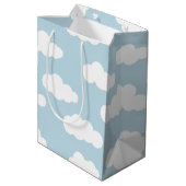 Pastel Wolken Ästhetik Baby Blau und Weiß Mittlere Geschenktüte (Rückseite Schrägansicht)