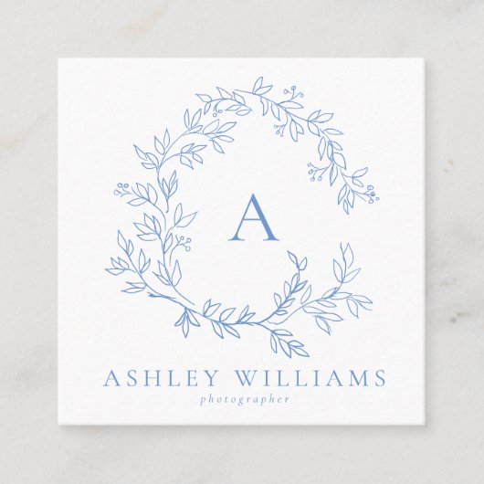 Pastelblaues QR-Monogramm Wappen Quadratische Visitenkarte (Vorderseite)