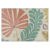 Pastelblumenreben und Blätter auf Cremeuntergrund Schneidebrett (Vorderseite)