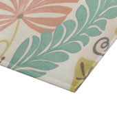 Pastelblumenreben und Blätter auf Cremeuntergrund Schneidebrett (Ecke)