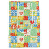 Pastell-Blumen-Patchwork-Picknick-Muster Mittlere Geschenktüte (Rückseite)