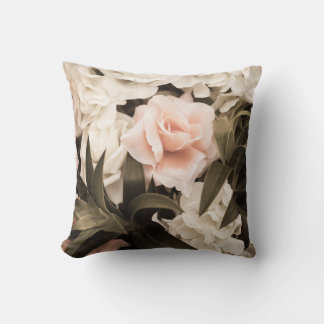 Pastell-Blumen-Vintage: Zeitlose Eleganz Kissen