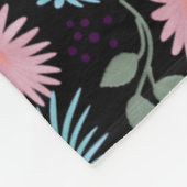 Pastell-Blumenmuster auf schwarzem Hintergrund | C Fleecedecke (Ecke)