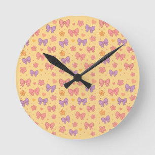 Pastell-Bögen und Blumenmuster – Süße gelbe Mädche Runde Wanduhr