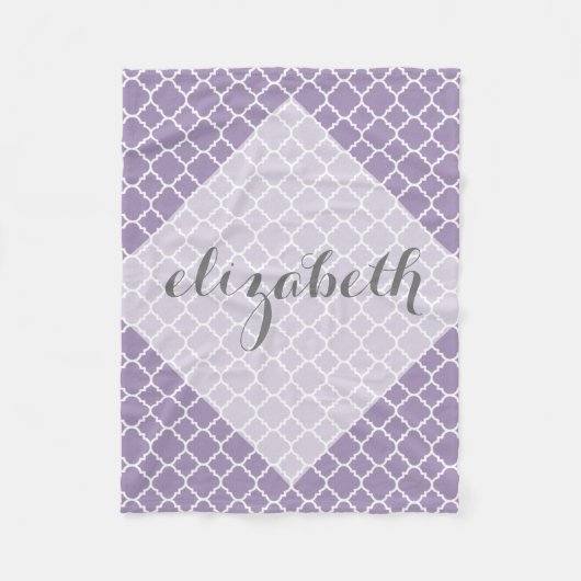 Pastell Lila Graues Quatrefolien-Musterskript Name Fleecedecke (Vorderseite)