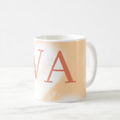 Pastell-Pfirsich-Orange-Weiß-Monogramm Retro-Bold- Kaffeetasse (VorderseiteRechts)