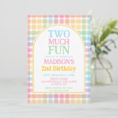 Pastell Regenbogen Gingham Zwei Mal Spaß 2. Geburt Einladung (Stehend Vorderseite)