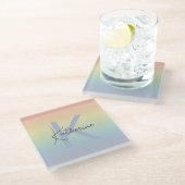 Pastell-Regenbogenverlauf-Monogramm Glasuntersetzer (Schrägansicht)