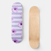 Pastell-Streifenmuster mit Gänseblümchen Skateboard (Vorderseite)