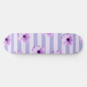 Pastell-Streifenmuster mit Gänseblümchen Skateboard (Horizontal)