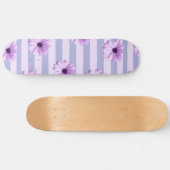 Pastell-Streifenmuster mit Gänseblümchen Skateboard (Horizontal)