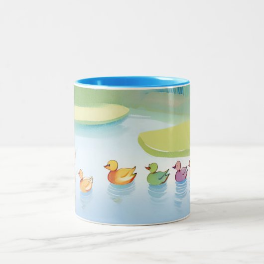 Pastellbabys in einem Teich Zweifarbige Tasse (Mittel)