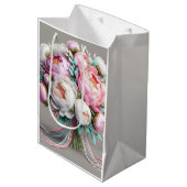 Pastellbeine, von Natasha Us Mittlere Geschenktüte (Vorderseite Schrägansicht)