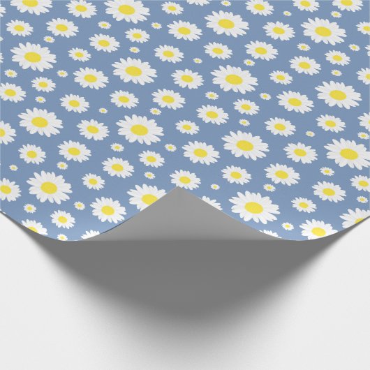 Pastellblau mit gelbem weißem Daisy-Blume-Muster Geschenkpapier (Ecke)