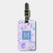 Pastellblau und Lila Blumenmuster Mit Monogramm Gepäckanhänger (Vorderseite vertikal)