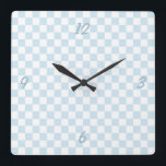 Pastellblau und Weiß Quadratische Wanduhr<br><div class="desc">Blauer und weißer Schachbrett Muster Baby Blue and White Checkerboard Muster Pulver Blau und Weiß Prüfmuster Weiße und blaue Karo</div>