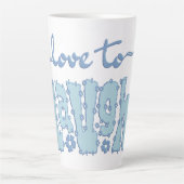 Pastellblaue Blumentextur mit Slogan und Namen Milchtasse (Vorderseite)
