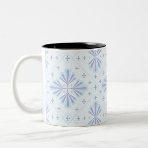 Pastellblaue geometrische Blumenwiederholung  Zweifarbige Tasse
