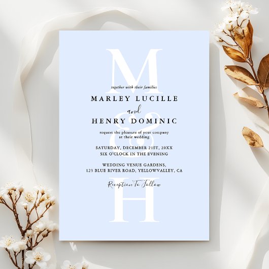 Pastellblaue moderne Monogramm-Overlay-Hochzeit Einladung