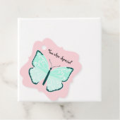 Pastellblaue Schmetterlinge auf Hübschem hellrosa Geschenkanhänger (Beispiel)