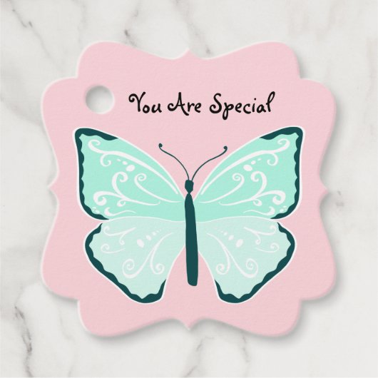 Pastellblaue Schmetterlinge auf Hübschem hellrosa Geschenkanhänger (Vorderseite)