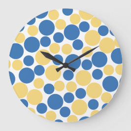 Pastellblaue und gelbe Wanduhr mit Punkten