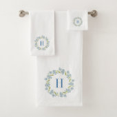Pastellblauer Blumenkreath Custom Monogram Badhandtuch Set (Insitu)