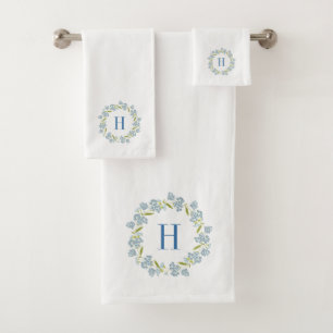 Pastellblauer Blumenkreath Custom Monogram Badhandtuch Set