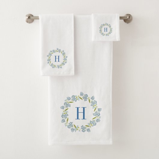 Pastellblauer Blumenkreath Custom Monogram Badhandtuch Set (Insitu)