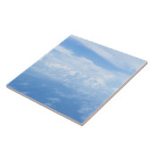 Pastellblauer Himmel, flauschige weiße Wolken Fliese (Seite)